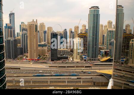 Dubai/VAE - 26. März 2020: Schöner Blick auf die Wolkenkratzer Marina und JBR mit der Scheich Zayed Road von JLT, U-Bahn-Linie. Luftansicht. Stockfoto