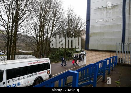 Die Fans des FC Halifax Town treffen vor dem Spiel der Vanarama Conference Premier League im Shay ein Stockfoto