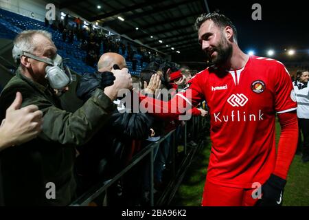 Ein Ebbsfleet Fan, der eine Schutzmaske trägt, feiert den Sieg gegen den FC Halifax Town mit Spieler Alex Lawless während des Premier-League-Spiels der Vanarama Conference im Shay Stockfoto