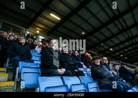 Fans des FC Halifax Town sehen das Spiel während des Spiels der Vanarama Conference Premier League im Shay Stockfoto