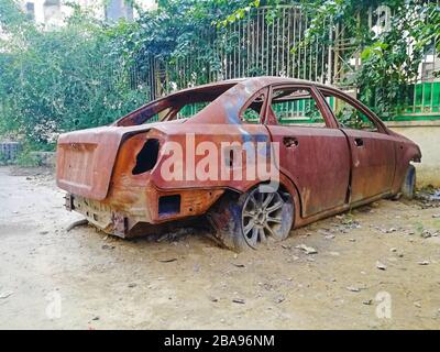 Burnout Auto. Verbrannter Pkw auf der Straßenseite. Stockfoto