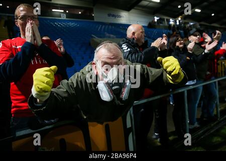 Ein Ebbsfleet Fan, der eine Schutzmaske trägt, feiert den Sieg gegen den FC Halifax Town während des Premier-League-Spiels der Vanarama Conference im Shay Stockfoto