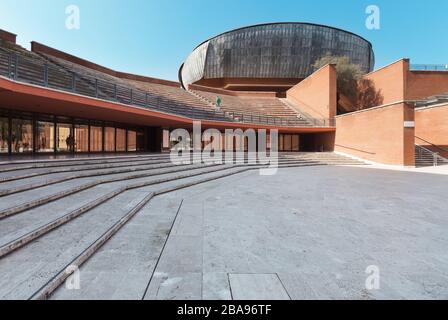 ROM, ITALIEN - 14. MÄRZ 2015: Blick von außen auf das Auditorium Parco della Musica, Struktur, die sich ganz dem Kunstarchitekten Ranzo Piano widmet Stockfoto