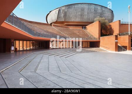 ROM, ITALIEN - 14. MÄRZ 2015: Blick von außen auf das Auditorium Parco della Musica, Struktur, die sich ganz dem Kunstarchitekten Ranzo Piano widmet Stockfoto