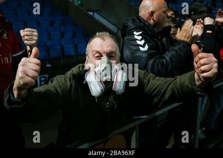 Ein Ebbsfleet Fan, der eine Schutzmaske trägt, feiert den Sieg gegen den FC Halifax Town während des Premier-League-Spiels der Vanarama Conference im Shay Stockfoto