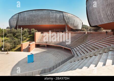 ROM, ITALIEN - 14. MÄRZ 2015: Blick von außen auf das Auditorium Parco della Musica, Struktur, die sich ganz dem Kunstarchitekten Ranzo Piano widmet Stockfoto