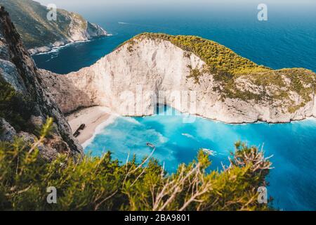 Navagio Beach Vintage Look. Winkte Lorbeer und verlassenes Schiffswrack am Strand. Insel Zakynthos, Griechenland. Stockfoto