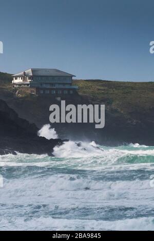 Das Lewinnick Lodge Hotel and Restaurant mit Blick auf die wilden Meeresbedingungen rund um den gesamten Point East an der Küste von Newquay in Cornwall. Stockfoto