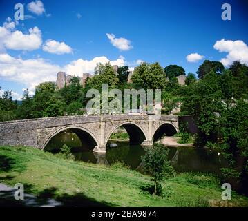 Dinham Bridge, River Teme und Ludlow Castle, Ludlow, Shropshire. Stockfoto