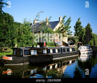 Pub neben dem Kennet und Avon Canal, Bradford on Avon, Wiltshire. Stockfoto