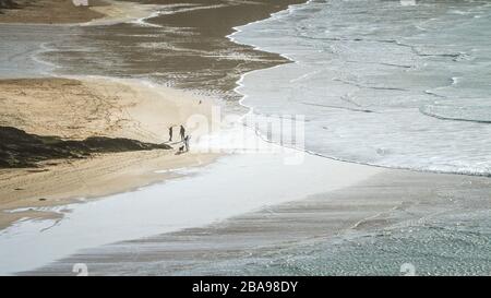 Ein Panoramablick auf die Flut am Crantock Beach in Newquay in Cornwall. Stockfoto