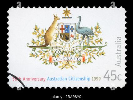 Australien - ca. 1999: Briefmarke in Australien gedruckt, gewidmet dem 50. Jahrestag der Staatsangehörigkeit und Staatsbürgerschaft Handeln, zeigt den Zustand des Embl Stockfoto