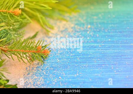 Weihnachtsdekorationen auf Holzbrett. Weihnachtsbaum verzweigt. Blaue Holzbretter. Stockfoto