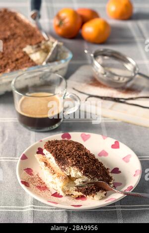 Traditioneller italienischer Tiramisu-Kuchen mit Kaffee, Vanille und Schokolade und Kakaopulver Stockfoto