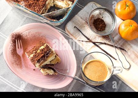 Traditioneller italienischer Tiramisu-Kuchen mit Kaffee, Vanille und Schokolade und Kakaopulver Stockfoto
