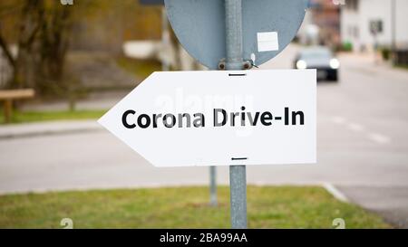 Nahaufnahme des Corona Drive-In-Schildes. In Richtung der neu eröffneten Teststation Coronavirus (Covid-19) in Andechs zeigen. Die Tests werden mit einem Kehltupfer durchgeführt Stockfoto