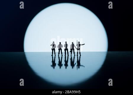 Road Block Polizei oder Armeekräfte gegen weißen runden Kreis Lichtkonzept Bilder - niedrige Mini-Spielzeug Figuren der Sicherheitskräfte - Silhouette von ar Stockfoto