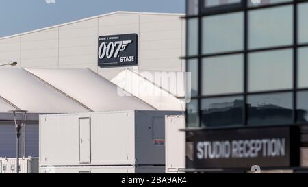 Iver, Großbritannien. März 2020. Die 007-Bühne in den Pinewood Studios in Iver, wo James Bond 007, Marvel und Star Wars-Filme zu sehen sind. Die Arbeit an Produktionen ist wegen der Coronavirus-Pandemie alles außer Kraft. Zu den Beschäftigten in der Branche gehören vor allem die Selbständigen (von Kameraleuten bis hin zu Hintergrundkünstlern) und später heute soll Rishi Sunak, Schatzkanzler, einen finanziellen Unterstützungsplan für sie und Selbständige in anderen Branchen starten. Kredit: Stephen Chung / Alamy Live News Stockfoto