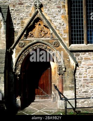 Tür und Schnitzerei des Heiligen Georg und des Drachen, Llandaff Cathedral, Cardiff. Stockfoto