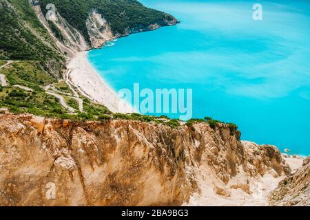 Myrtos Beach, Kefalonia, Griechenland. Sonniger Sommerurlaub. Reiseziel für Touristen. Stockfoto