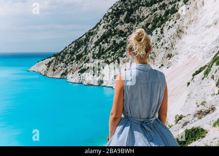 Frauen Touristen, die Myrtos Beach genießen. Konzept für die Berufung auf Reisen. Kefalonia, Ionisches Meer, Griechenland. Stockfoto