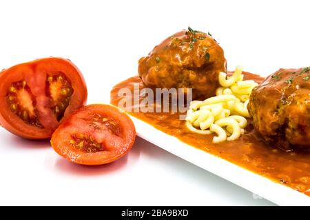 In Tomatensauce gekochte Fleischbällchen mit kleinen Pasta auf weißem Hintergrund Stockfoto