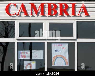 Paignton, Devon, England: Schilder in Schaufenstern rund um die Stadt warnen vor der Gefahr des Coronavirus und halten einen sicheren sozialen Abstand. Stockfoto