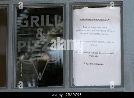 Paignton, Devon, England: Schilder in Schaufenstern rund um die Stadt warnen vor der Gefahr des Coronavirus und halten einen sicheren sozialen Abstand. Stockfoto