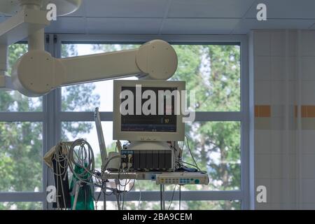 Strahl mit Monitor auf der Intensivstation im Krankenhaus, wo Patienten mit Lungenentzündung, die durch Coronavirus-Kovid 19 verursacht wird, behandelt werden können. Stockfoto