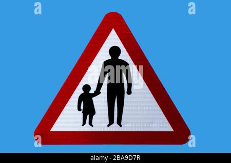 Warnschild für Fußgänger in der Straße oder im Fußraum, dreikantig. Isoliert. Stockfoto