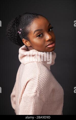 Porträt einer schönen jungen Frau, die einen Wollpullover trägt Stockfoto