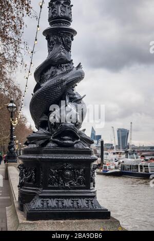 Verzierter Lampenposten mit Fischdesign aus Gusseisen, London, Großbritannien Stockfoto