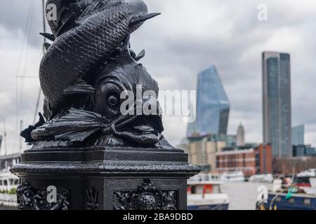 Verzierter Lampenposten mit Fischdesign aus Gusseisen, London, Großbritannien Stockfoto