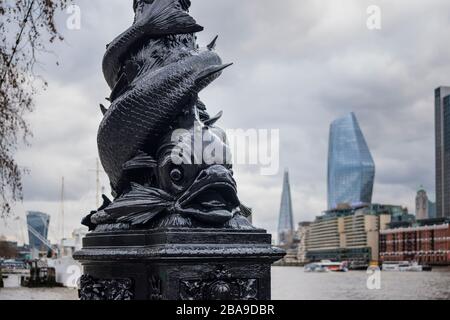 Verzierter Lampenposten mit Fischdesign aus Gusseisen, London, Großbritannien Stockfoto