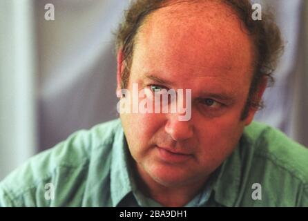 Louis de Bernieres, auf dem Edinburgh International Book Festival, Edinburgh, Schottland, Großbritannien, August 2002. Stockfoto