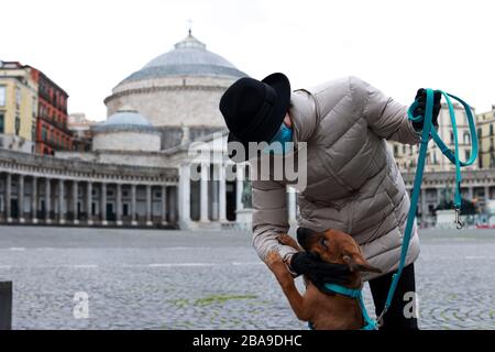 Neapel 26-03-2020 Coronavirus Emergency (COVID-19) auf dem Foto Piazza del Plebiscito Bürger mit Masken spielen mit ihren Hunden (Newfotosud Alessandro Garofalo) (napolipress/Fotogramma, Neapel - 2020-03-26) p.s. la Foto e' utilizzabile nel rispetto del contesto in cuatta, scatta delle desintena delle el Stockfoto