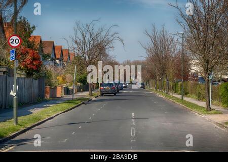 Merton Park, London, Großbritannien. März 2020. Ruhige Wohnstraßen in dieser grünen Vorstadt im Südwesten Londons während des Coronavirus Sperrens. Kredit: Malcolm Park/Alamy Live News. Stockfoto