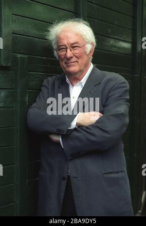 Seamus Heaney, auf dem Edinburgh International Book Festival, Edinburgh, Schottland, Großbritannien, August 2002. Stockfoto