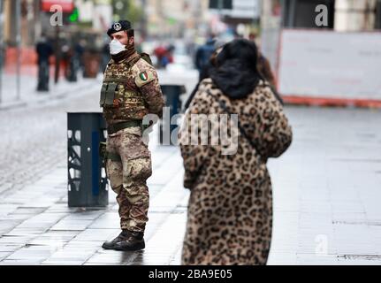 Neapel 26-03-2020 Coronavirus Emergency (COVID-19) pictured Army Checks in Via Toledo (Newfotosud Alessandro Garofalo) (napolipress/Fotogramma, Neapel - 2020-03-26) p.s. la foto e' utilizzabile nel rispetto del contesto in cui e Stata scattata, e senrapetto delle delle del decoratorio delle delle delle Stockfoto