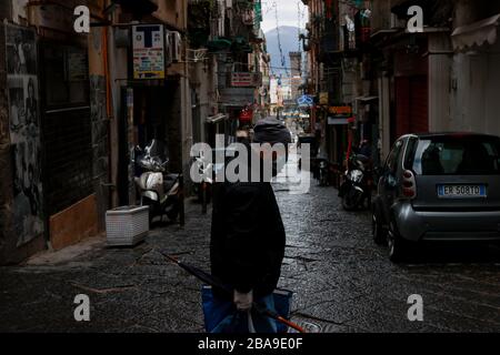 Neapel 26-03-2020 Coronavirus Emergency (COVID-19) piktierte Bürger mit Masken in den spanischen Vierteln (Newfotosud Alessandro Garofalo) (napolipress/Fotogramma, Neapel - 2020-03-26) p.s. la foto e' utilizzabile nel rispetto del contesto in cui e Stata scattata, dispresento delle delle del seninto delle Stockfoto