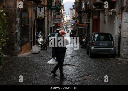 Neapel 26-03-2020 Coronavirus Emergency (COVID-19) piktierte Bürger mit Masken in den spanischen Vierteln (Newfotosud Alessandro Garofalo) (napolipress/Fotogramma, Neapel - 2020-03-26) p.s. la foto e' utilizzabile nel rispetto del contesto in cui e Stata scattata, dispresento delle delle del seninto delle Stockfoto