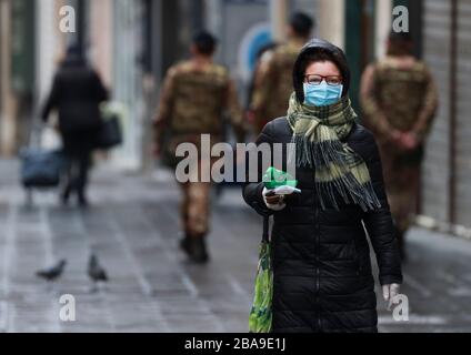 Neapel 26-03-2020 Coronavirus Emergency (COVID-19) pictured Army Checks in Via Toledo (Newfotosud Alessandro Garofalo) (napolipress/Fotogramma, Neapel - 2020-03-26) p.s. la foto e' utilizzabile nel rispetto del contesto in cui e Stata scattata, e senrapetto delle delle del decoratorio delle delle delle Stockfoto