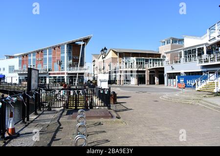 Eine sehr leere Cardiff Bay während des Coronavirus Lockdown, Cardiff, Wales Stockfoto