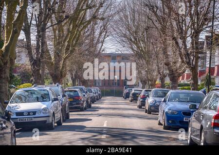 Merton Park, London, Großbritannien. März 2020. Ruhige Wohnstraßen in dieser grünen Vorstadt im Südwesten Londons während des Coronavirus Sperrens. Kredit: Malcolm Park/Alamy Live News. Stockfoto