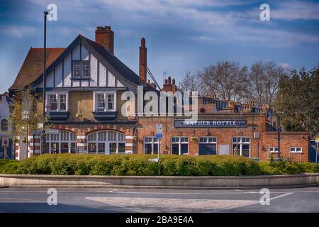 Merton Park, London, Großbritannien. März 2020. Der Leather Bottle Pub ist in diesem grünen Vorortbereich im Südwesten Londons während des Coronavirus Sperrens geschlossen. Kredit: Malcolm Park/Alamy Live News. Stockfoto