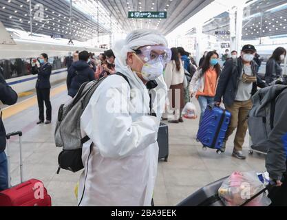 Peking, China. März 2020. 800 Menschen, die aus der Provinz Hubei kommen, gehen zum Arbeitsaufbruch beim Ausbruch des neuartigen Coronavirus in Peking, China am 25. März 2020.(Foto von TPG/cnsphotos) (Foto von Top Photo/Sipa USA) Kredit: SIPA USA/Alamy Live News Stockfoto