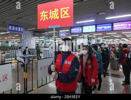 Peking, China. März 2020. 800 Menschen, die aus der Provinz Hubei kommen, gehen zum Arbeitsaufbruch beim Ausbruch des neuartigen Coronavirus in Peking, China am 25. März 2020.(Foto von TPG/cnsphotos) (Foto von Top Photo/Sipa USA) Kredit: SIPA USA/Alamy Live News Stockfoto