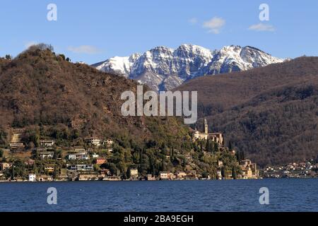 Panorama von Morcote, Cantone Ticino, Schweiz mit Luganersee und Bergen im Hintergrund Stockfoto