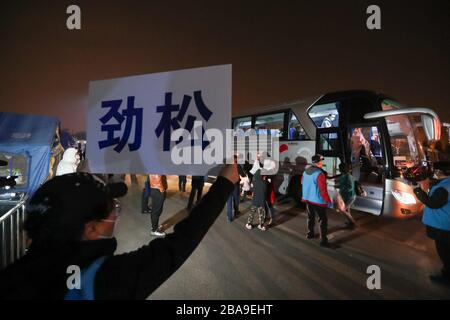 Peking, China. März 2020. 800 Menschen, die aus der Provinz Hubei kommen, gehen zum Arbeitsaufbruch beim Ausbruch des neuartigen Coronavirus in Peking, China am 25. März 2020.(Foto von TPG/cnsphotos) (Foto von Top Photo/Sipa USA) Kredit: SIPA USA/Alamy Live News Stockfoto