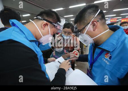 Peking, China. März 2020. 800 Menschen, die aus der Provinz Hubei kommen, gehen zum Arbeitsaufbruch beim Ausbruch des neuartigen Coronavirus in Peking, China am 25. März 2020.(Foto von TPG/cnsphotos) (Foto von Top Photo/Sipa USA) Kredit: SIPA USA/Alamy Live News Stockfoto